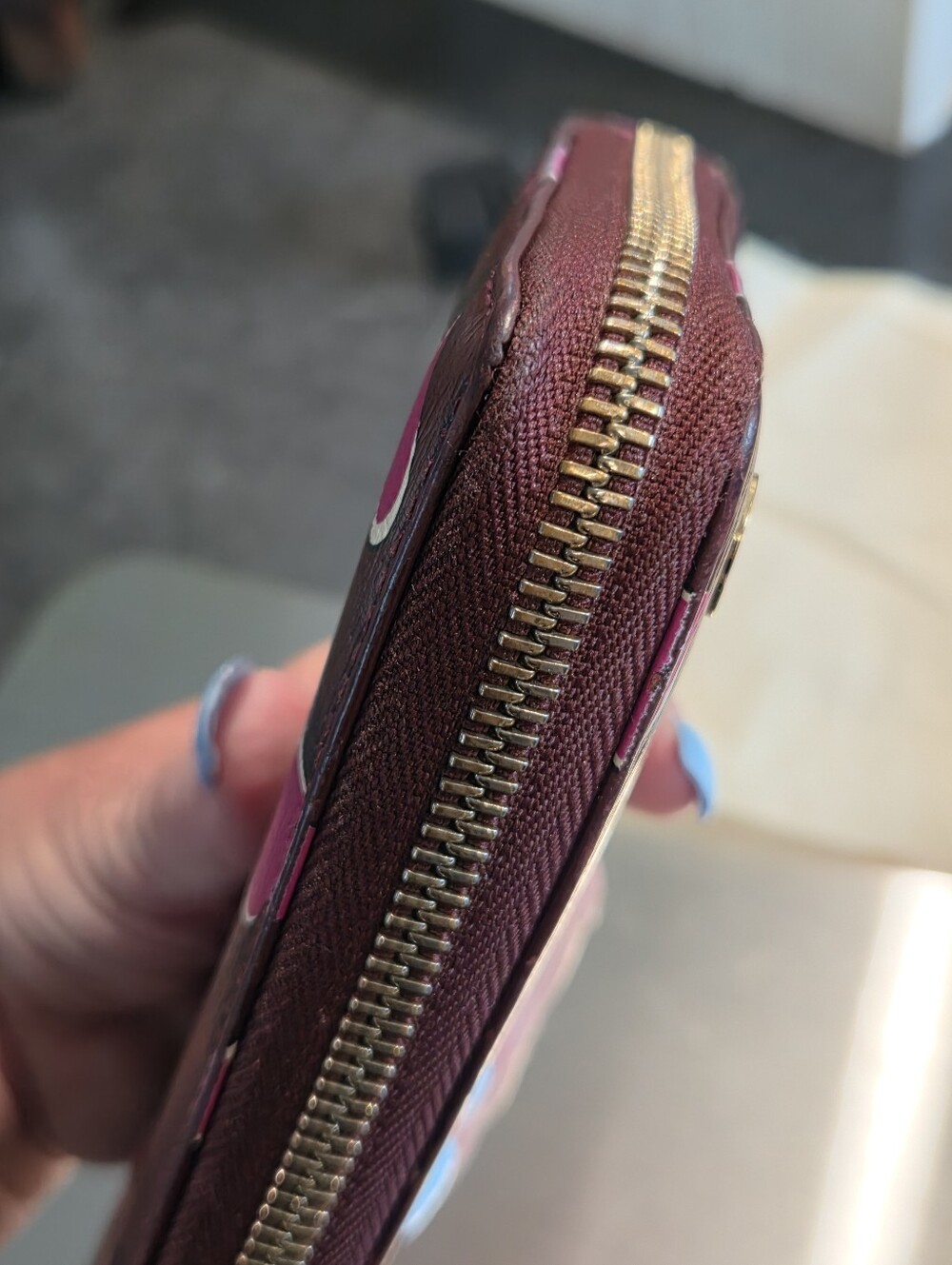 Gucci Zip-Around Wallet in Burgundy with Pink Heart Motif - Picture 11 of 16